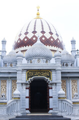 Obraz premium White Mosque with sky background