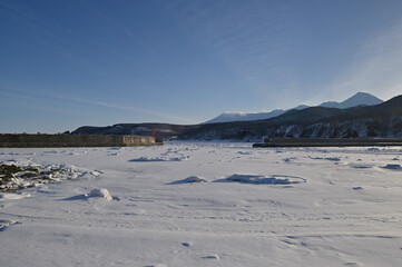 氷結した宇登呂港