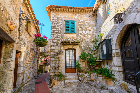 Fototapeta The narrow hillside alleys and streets of shops and cafes inside the medieval hilltop village of Eze, France, along the Cote d'Azur French Riviera. 