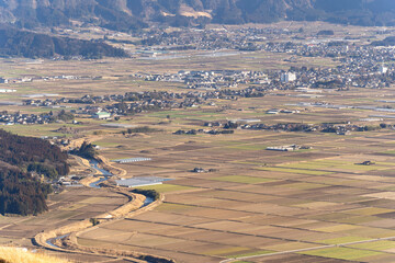 田舎の風景　一面に広がる畑と連なる家屋