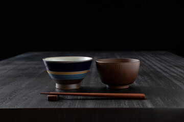 和食の背景、配膳された黒い食卓　茶碗と箸