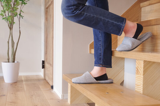 階段を下りる女性