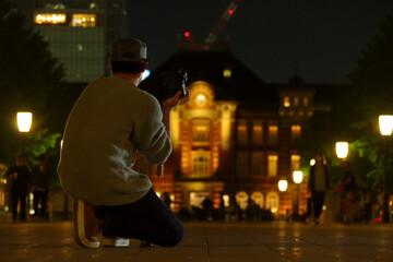 夜の東京駅とカメラマン