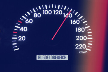 Tacho und Geschwindigkeitsverstoß im Bußgeldbereich