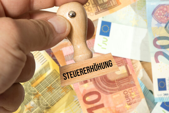Euro Geldscheine und Stempel Steuererh&ouml;hung