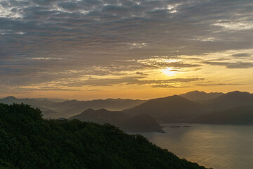 山に沈む夕日