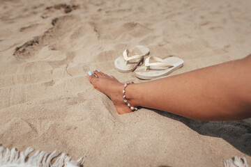 Fototapeta na wymiar Sea bracelet on the wrist at the beach
