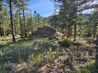 Obraz premium Amazing rocks in the forest, espectaculares rocas en la montaña 