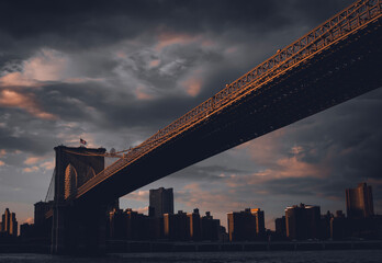 Brooklyn Bridge vor Dramatischem Himmel - obrazy, fototapety, plakaty