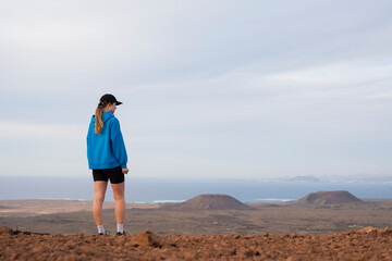 Mujer observando las Islas Canarias, volcán Calderón Hondo
