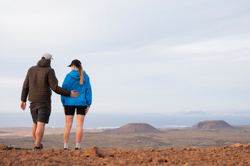 Pareja haciendo actividades al aire libre, caminando cerca del volcán Fuerteventura, Islas Canarias