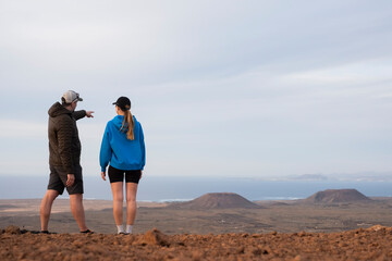 Pareja haciendo actividades al aire libre, caminando cerca del volcán Fuerteventura, Islas...