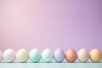 ligne d'œufs délicatement colorés à l'encre pour préparer les œufs décorés de Pâques. vieille tradition de la fin du carême chrétien. Fond violet et vert avec espace négatif pour texte copyspace