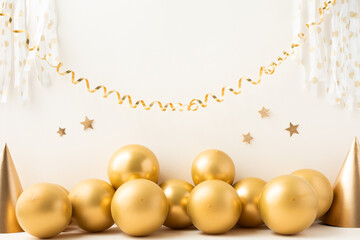 Birthday or party background with golden balloons, carnival cap and confetti. - obrazy, fototapety, plakaty