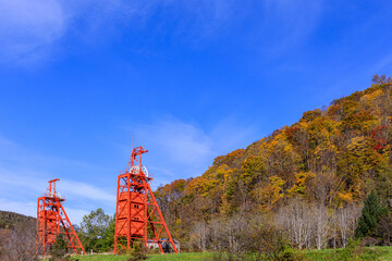 北海道美唄市、炭鉱メモリアル森林公園にそびえる2機の立坑巻き上げ機【10月】