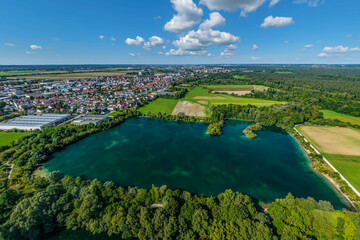 Sommerlicher Ausblick auf den Lautersee in Haunstetten im Süden Augsburgs