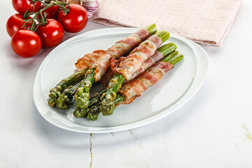 Grilled asparagus with bacon
