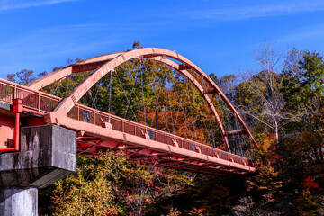 北海道夕張市、夕張川に架かる滝の上公園の橋と紅葉【10月】
