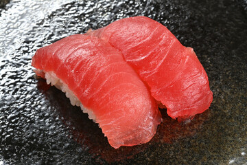マグロ赤身の握りずし2貫黒バック