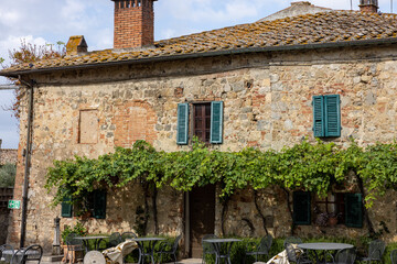 Fototapeta premium Restaurant in Piazza Roma in Monteriggioni medieval walled town near Siena in Tuscany, Italy