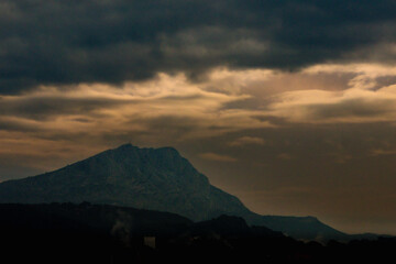 Obraz premium the Sainte Victoire mountain in the light of a winter morning