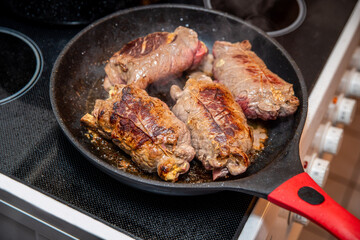 Rinderouladen in einer Pfanne anbraten