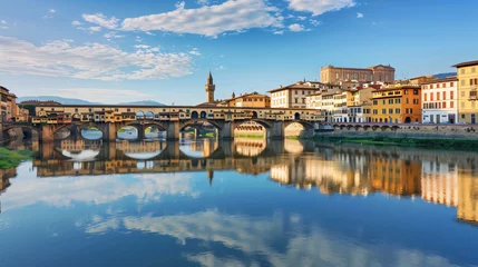 Photo sur Plexiglas Ponte Vecchio A bridge over the calm Arno river in Florence Italy