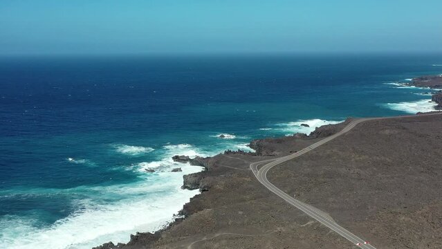 C&ocirc;te rocheuse sur l'&icirc;le volcanique de Lanzarote aux canaries