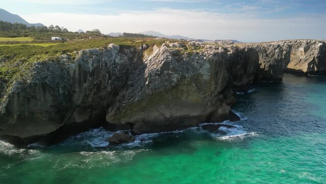 Vista a&eacute;rea de los acantilados mar&iacute;timos de los Bufones de Pria en el mar cant&aacute;brico con aguas turquesas y praderas verdes