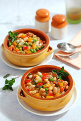 Vegetables and white beans with oregano.