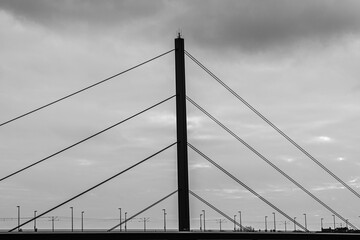 Obraz premium Triangular image of a bridge