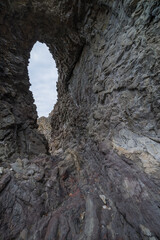 日本　青森県西津軽郡深浦町の仙北岩トンネル近くの海岸にある岩の空洞