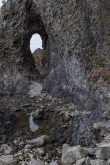 日本　青森県西津軽郡深浦町の仙北岩トンネル近くの海岸にある岩の空洞
