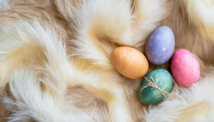Święta wielkanocne, jajka pisanki na puszystym materiale