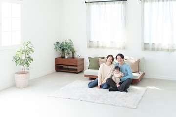 カメラ目線の笑顔の家族