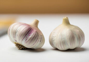 Obraz premium Fresh garlic on a white table