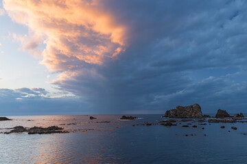 日本　青森県西津軽郡深浦町の海岸からの日本海の風景と夕焼け空