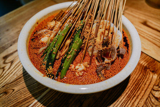 Leshan pot chicken has been a traditional Sichuan snack for 100 years, which refers to cold slices of chicken, served with chili sauce containing many spices in a pottery pot (Bobo).