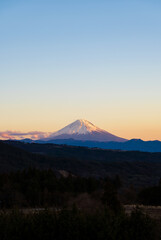 富士山と美しい夕暮れの空、山梨県北杜市から見た富士山、2024年1月23日撮影