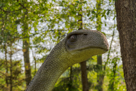 Bałtów 30 maja 2023 o godzinie 15:45. Wulcanodon, dinozaur o „filozoficznym” spojrzeniu na świat. Figura roślinożernego gada jakby kontemplującego uroki tego świata – Jura Park, park paleo-atrakcji .