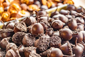 Gardinen Chocolate products sold in a Belgian confectionery shop, Bruges © monticellllo