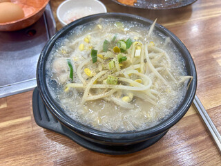 The hot bean sprout rice soup is boiling.
