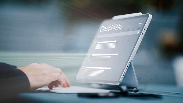fiktive Software mit Checkliste und abgehakten Punkten, die als Hologramm &uuml;ber einer Tablet-Tastatur schwebt, Verwaltungstool, To-Do-Liste, Aufgabe