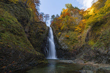 日本　青森県中津軽郡にある世界遺産、白神山地の暗門滝の第2の滝と紅葉