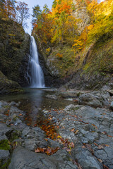 Fototapeta na wymiar 日本　青森県中津軽郡にある世界遺産、白神山地の暗門滝の第2の滝と紅葉