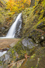 日本　青森県中津軽郡にある世界遺産、白神山地の暗門滝の第3の滝と紅葉