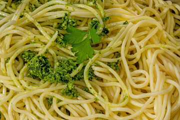 Spaghetti mit Petersilien-Pesto