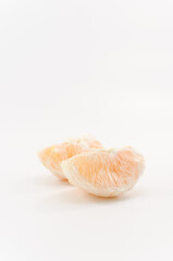 spicchi di frutto d'arancia su superficie bianca, primo piano