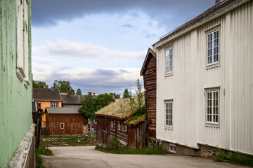 Fototapeta na wymiar A quaint lane in Roros, where traditional Norwegian timber architecture with grass roofs. Norway