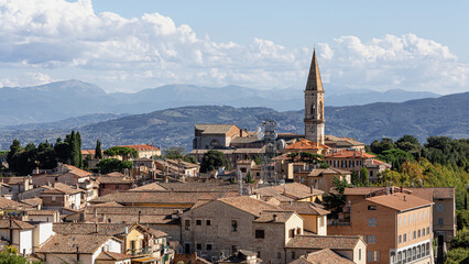 Aussicht von den Carducci Gardens über die Dächer von Perugia, im Hintergrund der Glockentrm des...